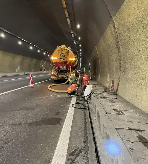 田东隧道排水渠清淤